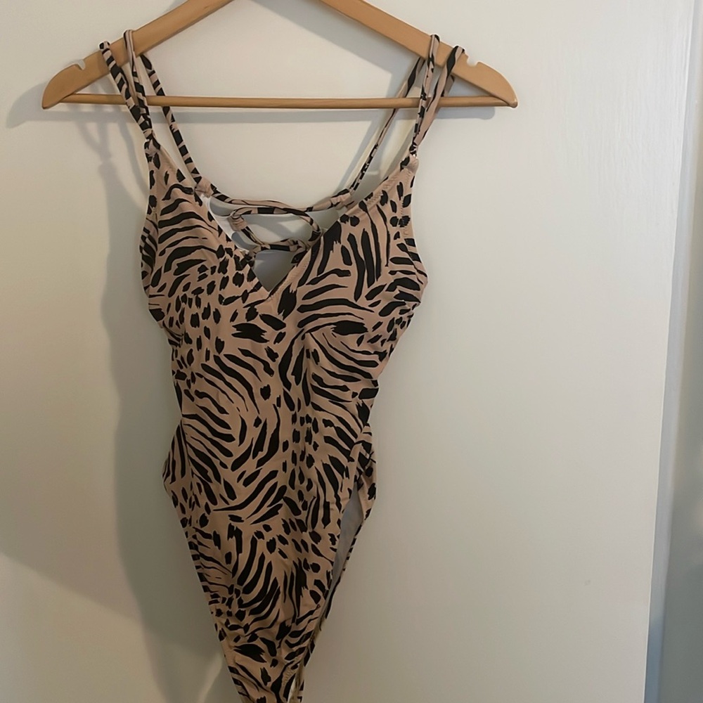 Small one-piece swimsuit. 🤎🖤